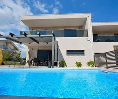 Vodice - bliźniak z 3 apartamentami, piwnica + basen