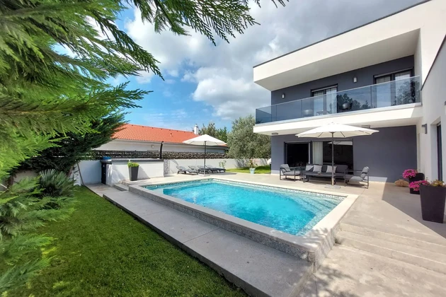 Modern villa medencével eladó Ližnjanban Horvátországban