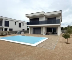 NUEVA VILLA CON PISCINA Y VISTAS AL MAR, ¡A 1000 M DE LA PLAYA!