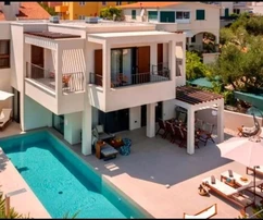 Čiovo, Okrug G., luxury villa 280 m2 with pool, SECOND ROW TO THE SEA!!!