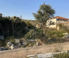 Rogoznica, 2100 m2-es építési telek az autópálya mellett, 120 m-re a tengertől