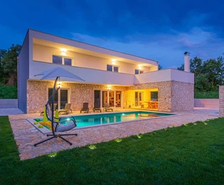 Samostatne stojaci rodinný dom s bazénom na predaj v obci Svetvinčenat v Chorvátsku