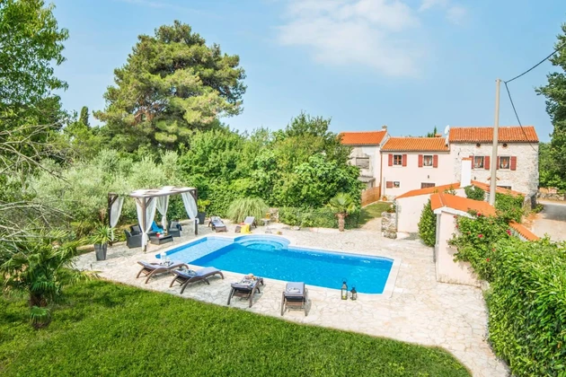 Kőből épült villa medencével eladó Marčanában Horvátországban