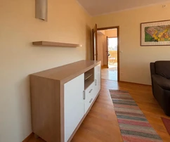 Rijeka, Marinići, dom s obchodným priestorom, bytom, podkrovím, dvorom a garážou