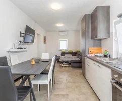 MAISON INDIVIDUELLE AVEC TROIS APPARTEMENTS, PISCINE ET VUE SUR LA MER !