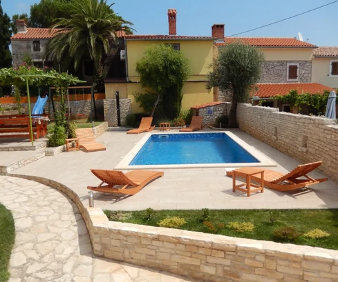 Casa de vacaciones en venta en Ližnjan cerca del mar en Croacia