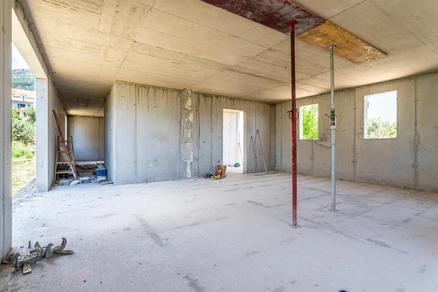 Kastel Gomilica - espacioso apartamento de tres habitaciones con jardín