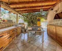 Dos casas con piscina y jardín paisajístico disponibles para la compra en Croacia