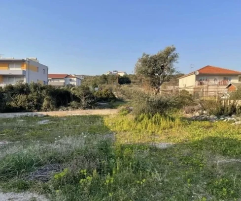 Rogoznica, stavební pozemek 2100 m2 u dálnice, 120 m od moře