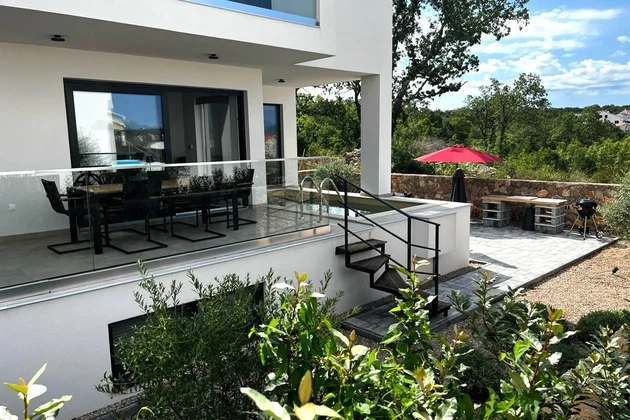 Njivice, appartement avec piscine à vendre