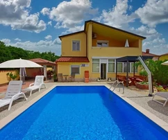 Dom z basenem i pięcioma apartamentami, Istria, Poreč