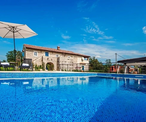 Istria, Pićan: Villa with Pool, Tennis Court and Large Land