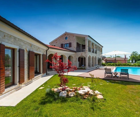 Lujosa villa de piedra con piscina en venta en Tinjan, Croacia