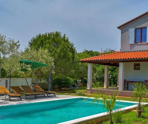 Istrien, Krnica, charmantes Haus mit Pool in ruhiger Wohngegend