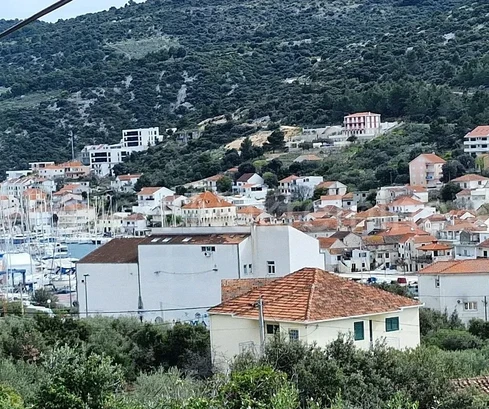 <p>Marina, építési telek 1948 m2, közel a központhoz, villany, víz, aszfaltos út</p>