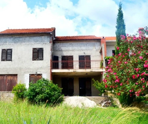 Casa bifamiliare in vendita con vista mare a Bol in Croazia