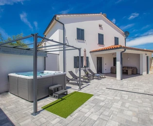 Istria, Vodnjan, two renovated residential properties with jacuzzi in a quiet location