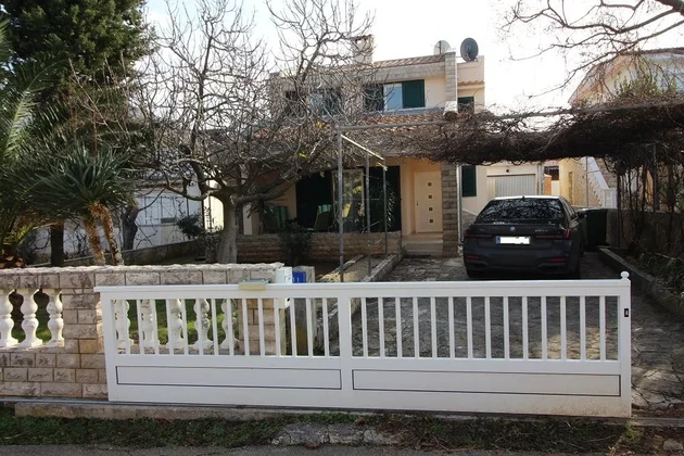 Casa unifamiliar bellamente amueblada y bien mantenida con garaje