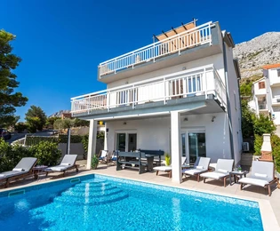 Kuća s bazenom na prodaju blizu Omiša