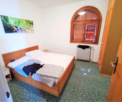 Apartmánový dům u moře v Rogoznici se zahradou na prodej