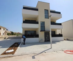 Novostavby apartmány, južná strana ostrova Vir