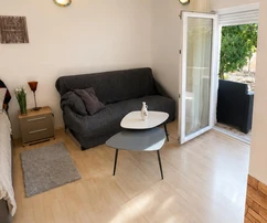 Cres, Martinscica, freistehendes Haus, 148 m², zwei Wohnungen, nur 150 m vom Meer entfernt
