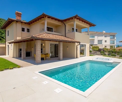 Villa nueva con piscina en un acantilado, primera línea de mar, Istria, Opatija