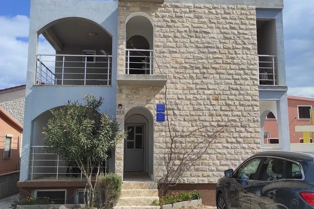 Nehnuteľnosť so 4 apartmánmi, strešná terasa s výhľadom na more a Velebit