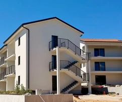 НОВАЯ КВАРТИРА С САДОМ, 750 М ОТ МОРЯ!
