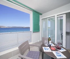 Maison en pierre à vendre directement sur le front de mer à Krapanj en Croatie