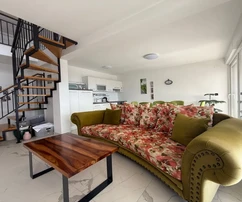 Atractivo apartamento con vistas al mar, en una zona tranquila.