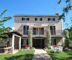 Casa in pietra istriana con un bellissimo giardino, situata in prima fila sul mare, Umago, ISTRIA.