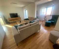 Vodice – Luxuriös renovierte und komplett möblierte Wohnung mit 4 Schlafzimmern – 500 m vom Strand entfernt