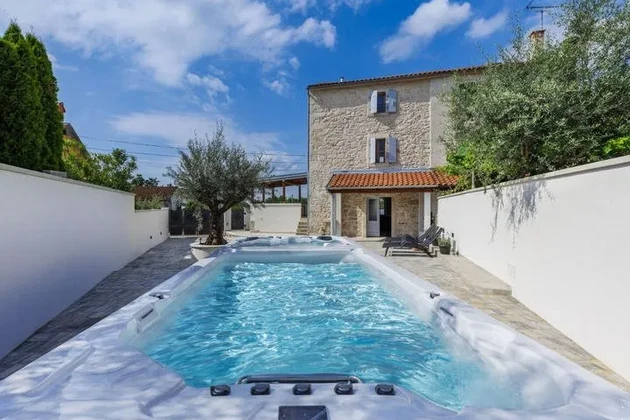 Istria, Poreč – Odnowiony kamienny dom z jacuzzi na sprzedaż