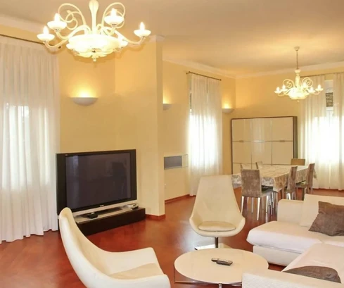 Großzügige Drei-Zimmer-Wohnung im Zentrum von Opatija zu verkaufen in Kroatien