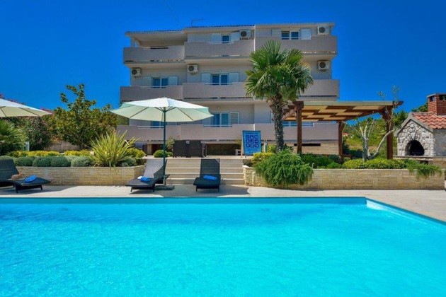 Amplia villa con apartamentos y piscina en venta en Croacia