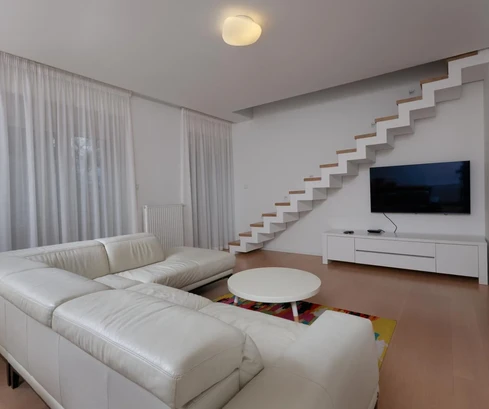 Rijeka, Donja Vežica, appartamento ristrutturato di cinque locali 186 m², due balconi, parcheggio