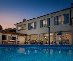 Lujosa villa en Sibenik con piscinas, ubicación frente al mar