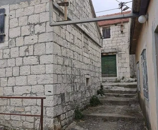 Čiovo, čtvrť D, dva kamenné domy o celkové ploše 150 m2