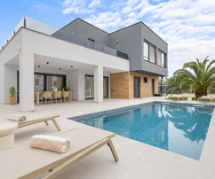 Pula, Veli Vrh - moderne, freistehende Villa mit beheiztem Pool, Fitnessraum, Taverne und Garage