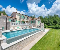 Villa de piedra con piscina, ubicación tranquila, propiedad única, en los alrededores de Pazin.