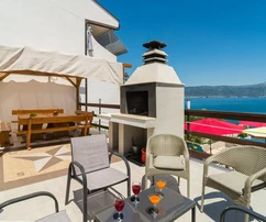 Maison au bord de la piscine à vendre sur l'île de Čiovo à Slatine en Croatie