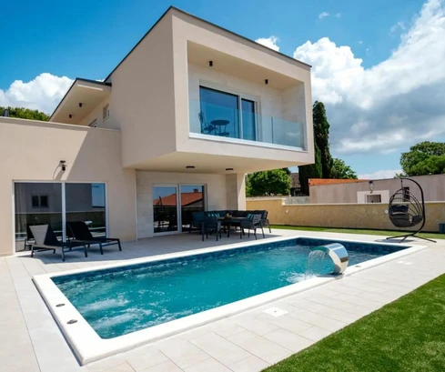 Modern villa for sale in a quiet part of Pula in Croatia