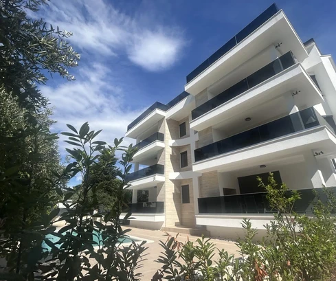 Dvojizbový byt s výhľadom na more na predaj v Novalji v Chorvátsku