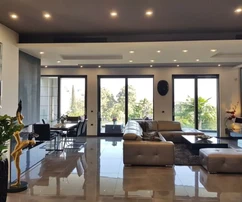 LUXUSOSAN BERENDEZETT VILLA TENGERRE NÉZŐ KILÁTÁSSAL, VONZÓ HELYEN!