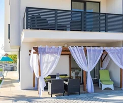 Nowoczesny apartamentowiec z basenem i widokiem na morze, Medulin, ISTRIA