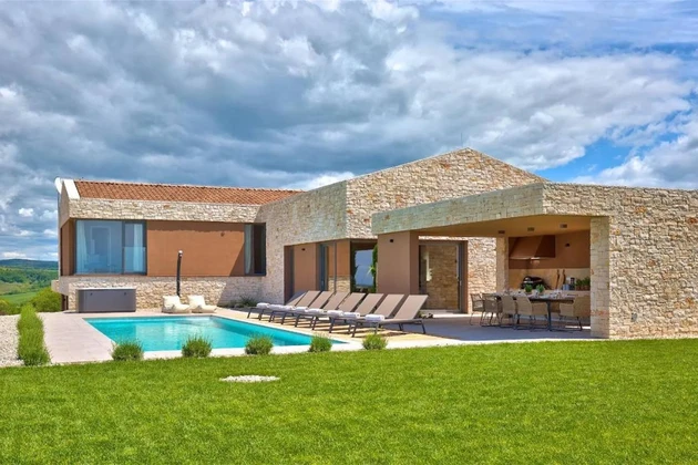 Villa de lujo en venta en Brtonigla con vistas al mar en Croacia