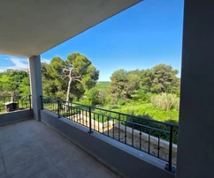 Istria, Buje: Appartamento nuovo con due camere da letto e loggia