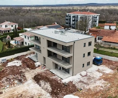 Istra, Poreč, luksuzan stan u prizemlju s 400 m² vrta i pogledom na more