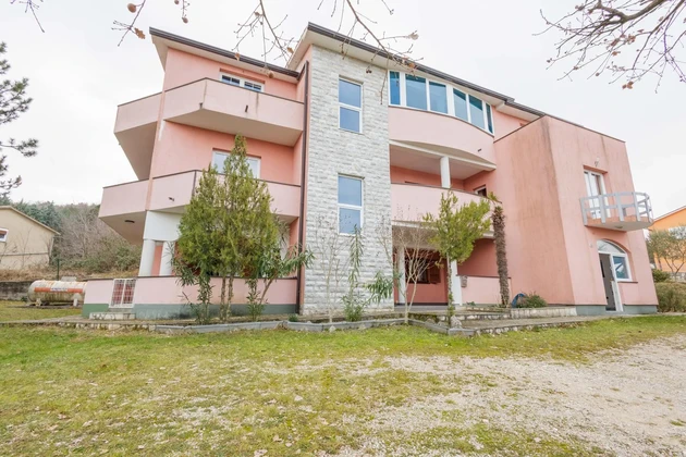 Labin, Kapelica, Elegante villa familiar con amplio jardín en Labin